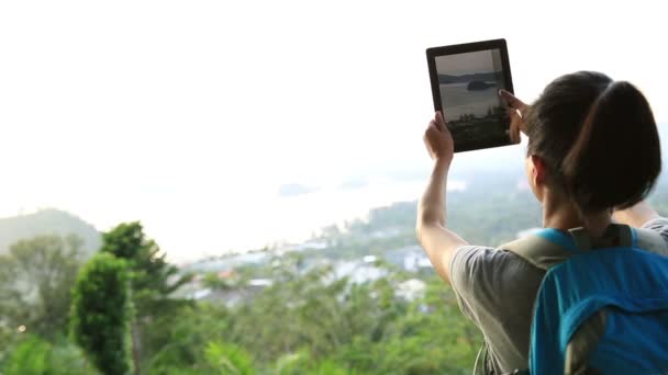 Mujer excursionista usando tableta pc — Vídeos de Stock
