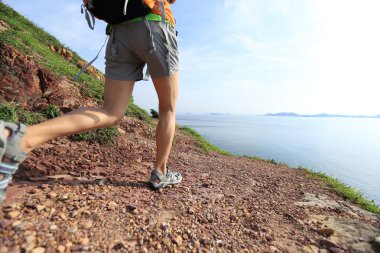 Genç kadın backpacker dağ tepe tırmanma