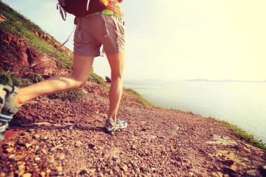kadın backpacker Dağa tırmanma