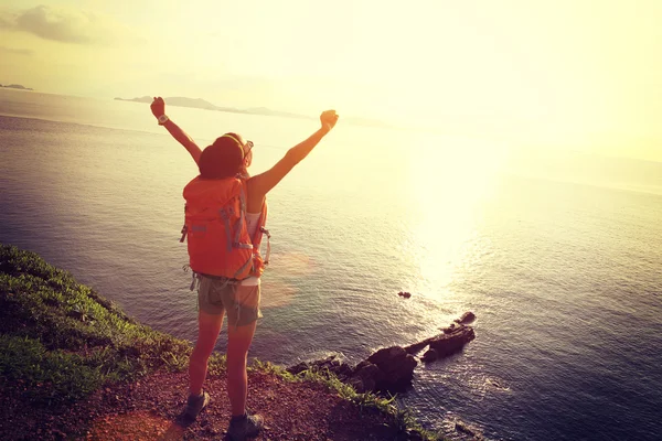 Cheering woman over seaside mountain — Stock Photo, Image