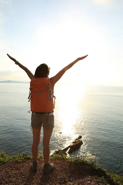 Cheering Donna Con Zaino Sul Mare Vista Montagna — Foto Stock