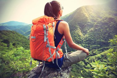 Dağ tepe üzerinde kadın uzun yürüyüşe çıkan kimse