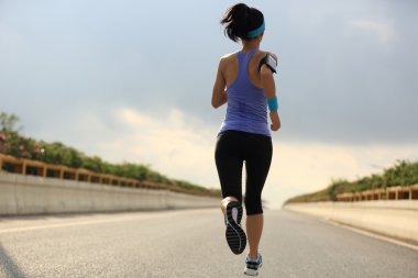 yolda çalışan kadın atlet