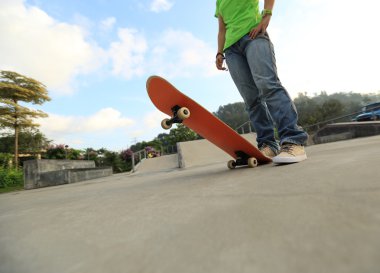 Kaykaycı bacaklar skate Park