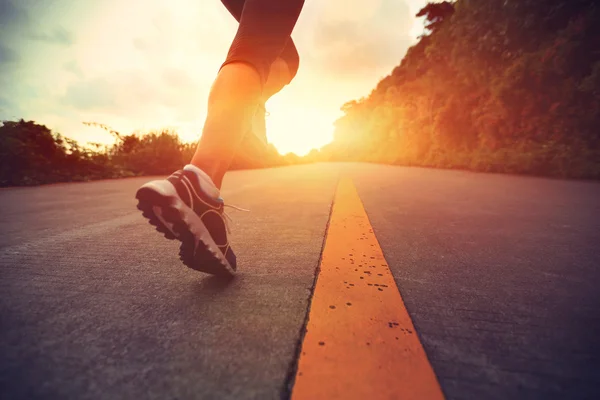 Runner atleet draait op weg — Stockfoto