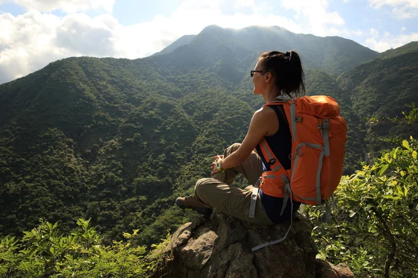 Mujer Joven Excursionista Disfrutando Vista Acantilado Pico Montaña — Foto de Stock