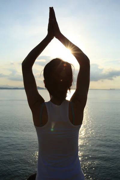 Mulher Ioga Saudável Meditando Nascer Sol Beira Mar — Fotografia de Stock