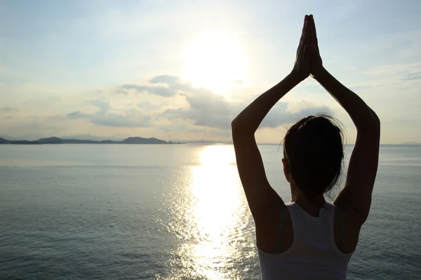 Здоровая Женщина Йога Медитирует Восходе Солнца — стоковое фото