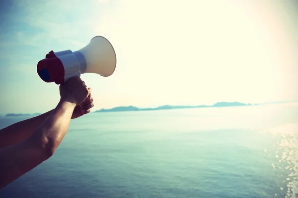 Megafone mão segurando — Fotografia de Stock