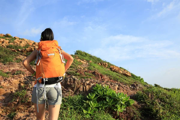 Wanita Pejalan Kaki Mendaki Tepi Pantai Gunung — Stok Foto