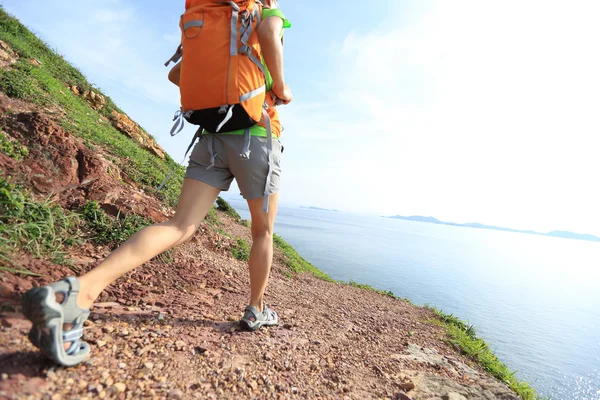 Mujer Excursionista Escalando Montaña Junto Mar —  Fotos de Stock
