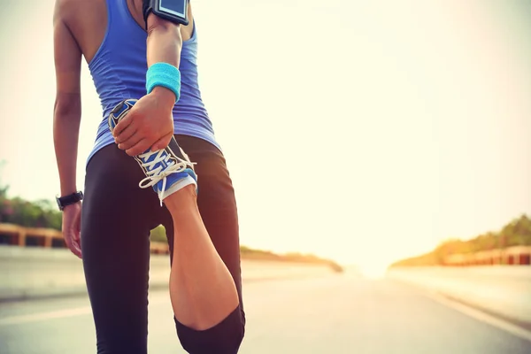 Woman runner warm up — Stock Photo, Image