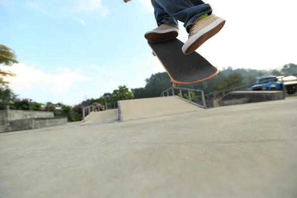 Jambes de skateboarder au skatepark — Photo