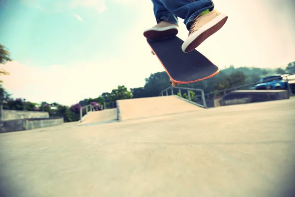 Skateboarder legs at skatepark — стоковое фото