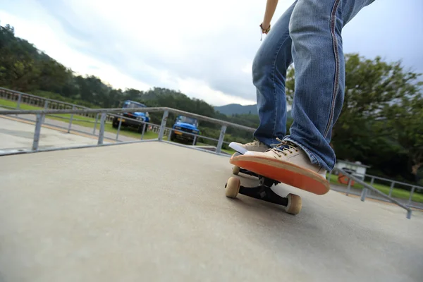 Skate Pernas Skate Rampa Parque Skate — Fotografia de Stock