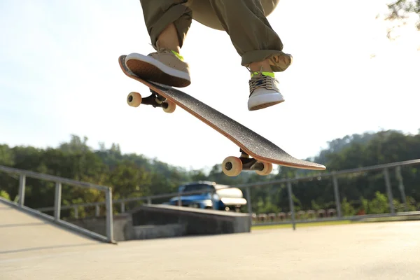 Скейтбордистські ноги в скейтпарку — стокове фото