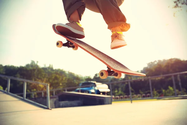 Skateboarder legs at skatepark — Stock Photo, Image