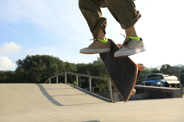 Skateboarder legs at skatepark — стоковое фото
