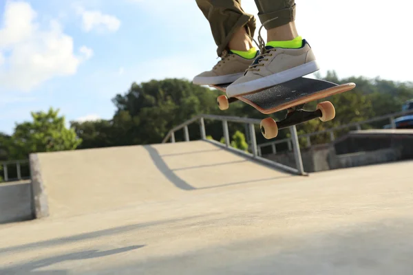 Skateboarder Legs Doing Trick Ollie Skatepark — Stock Photo, Image