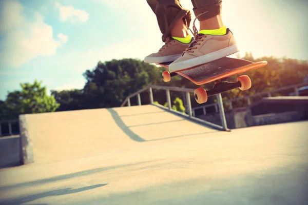 Jambes de skateboarder au skatepark — Photo