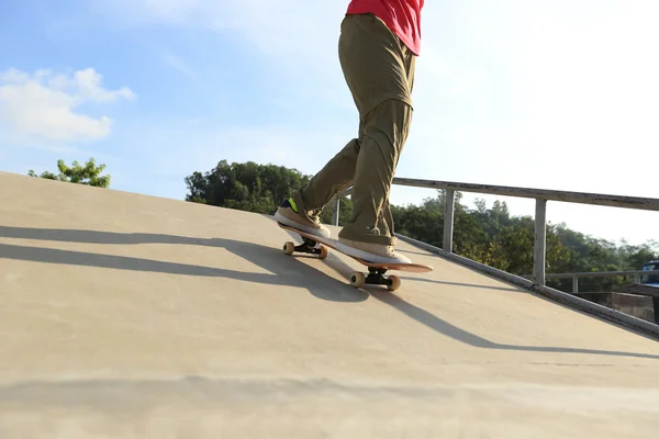 Skateboarder gambe skateboard — Foto Stock