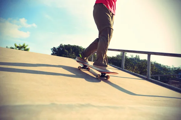 Skateboarder benen skateboarden — Stockfoto