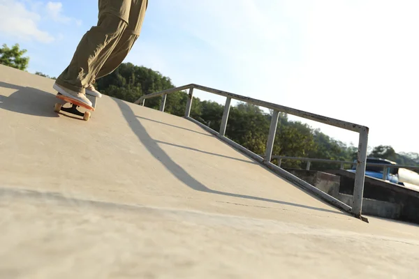 Skateboardista Nohy Skateboardingu Skatepark Rampa — Stock fotografie