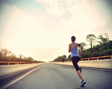 yolda çalışan runner atlet