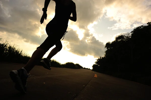 Női Sportoló Fut Tengerparti Úton Női Fitness Sziluett Sunrise Jogging — Stock Fotó