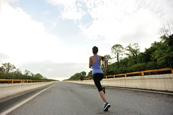 Бігун-спортсмен біжить по дорозі — стокове фото