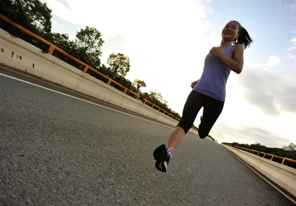 Atleta corredor correndo na estrada — Fotografia de Stock