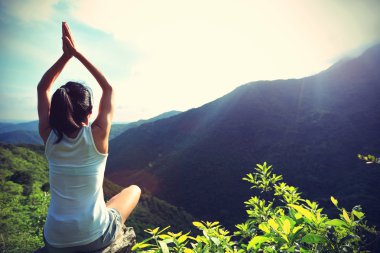 pratik yoga gündoğumu dağ tepe adlı genç kadın