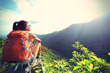 Kadın backpacker manzarayı dağ tepe cliff kaya