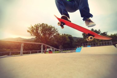 Ollie hile yaparak kaykaycı bacaklar