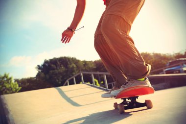 kaykaycı ayak kaykay üzerinde