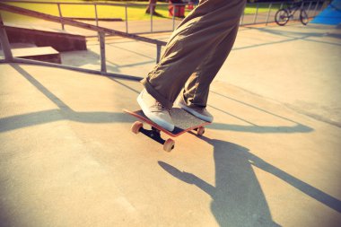 kaykaycı ayak kaykay üzerinde