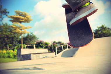 Ollie hile yaparak kaykaycı bacaklar