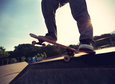 kaykaycı bacaklar skatepark rampa kaykay