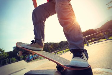 kaykaycı ayak kaykay üzerinde