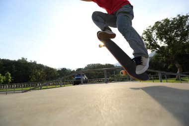 Kaykaycı bacaklar Ollie yapıyor