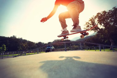 Kaykaycı bacaklar Ollie yapıyor