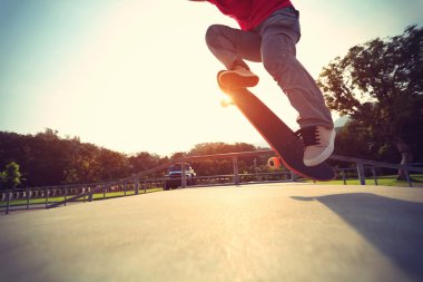 Kaykaycı bacaklar Ollie yapıyor