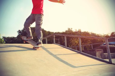 kaykaycı ayak kaykay üzerinde