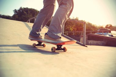 kaykaycı ayak kaykay üzerinde