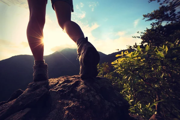 Woman Hiker Legs Climbing Sunrise Mountain Peak Rock — Stock Photo, Image