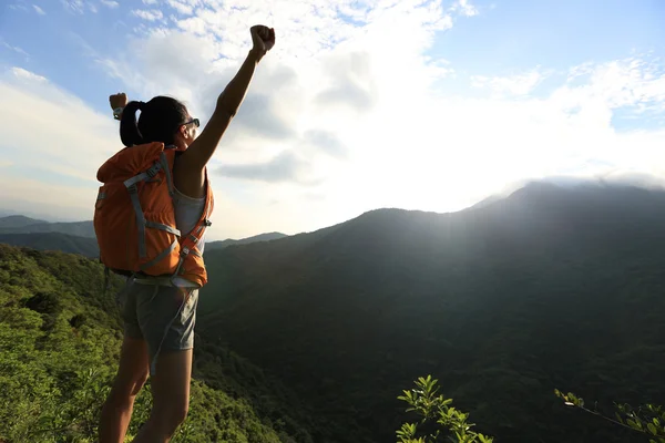 崖山ピークで両手を広げて応援女性ハイカー — ストック写真