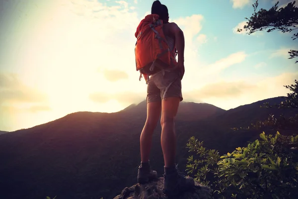 Žena batohem na vrchol hory — Stock fotografie