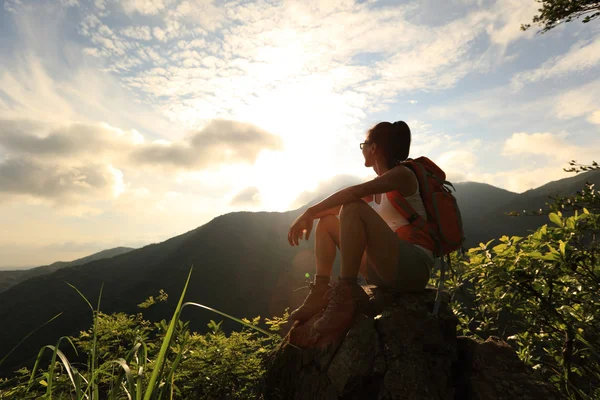 Mulher mochileiro no pico da montanha — Fotografia de Stock