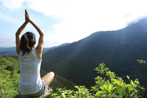 Женщина-йога на вершине горы — стоковое фото