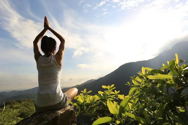 Donna di yoga al picco della montagna — Foto Stock
